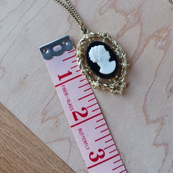 Vintage Gold Tone Faux Cameo Necklace And Screw Back Earring Set Costume Jewelry - Picture 6 of 12